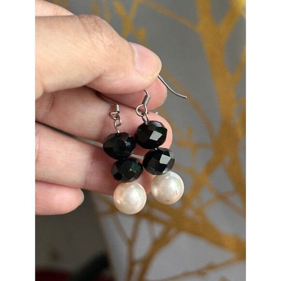 Black Stone & Pearl Earrings - Picture 3 of 3